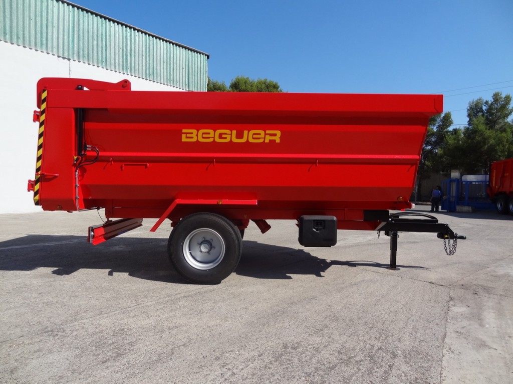 Banyera agrícola d'un eix Begeur amb sistema de bolcat hidràulic i xassís reforçat